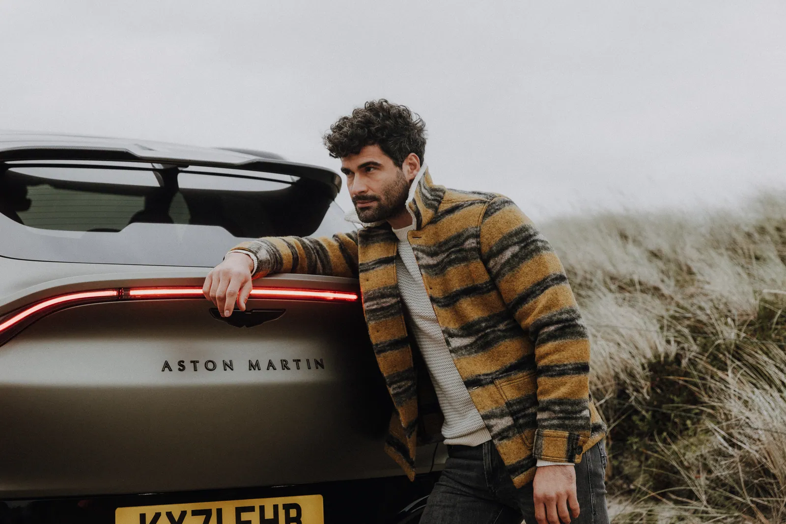 Werbefotografie — Model mit Aston Martin in den Dünen