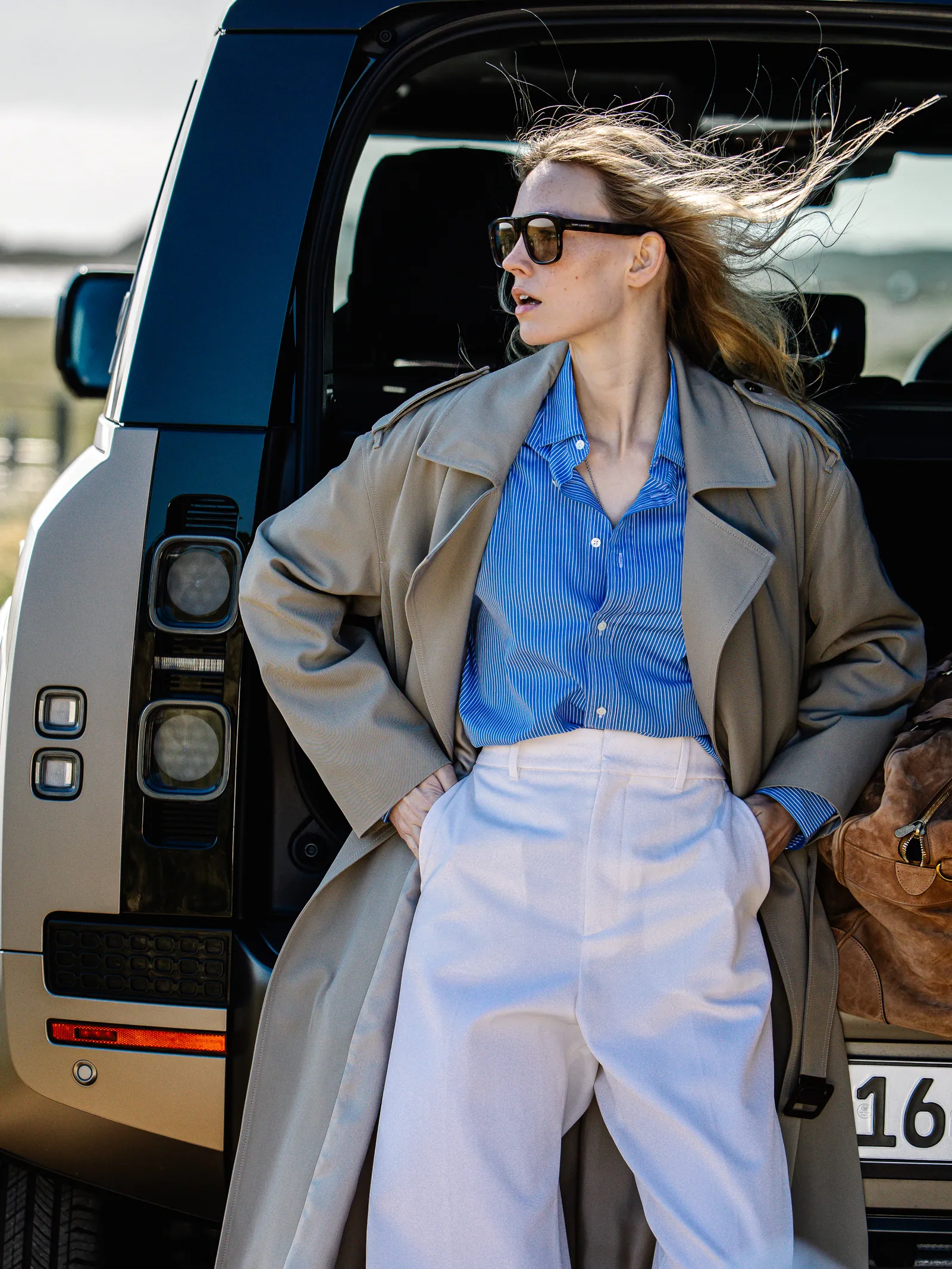 Fashion- und Werbefotografie — Model mit Geländewagen am Strand