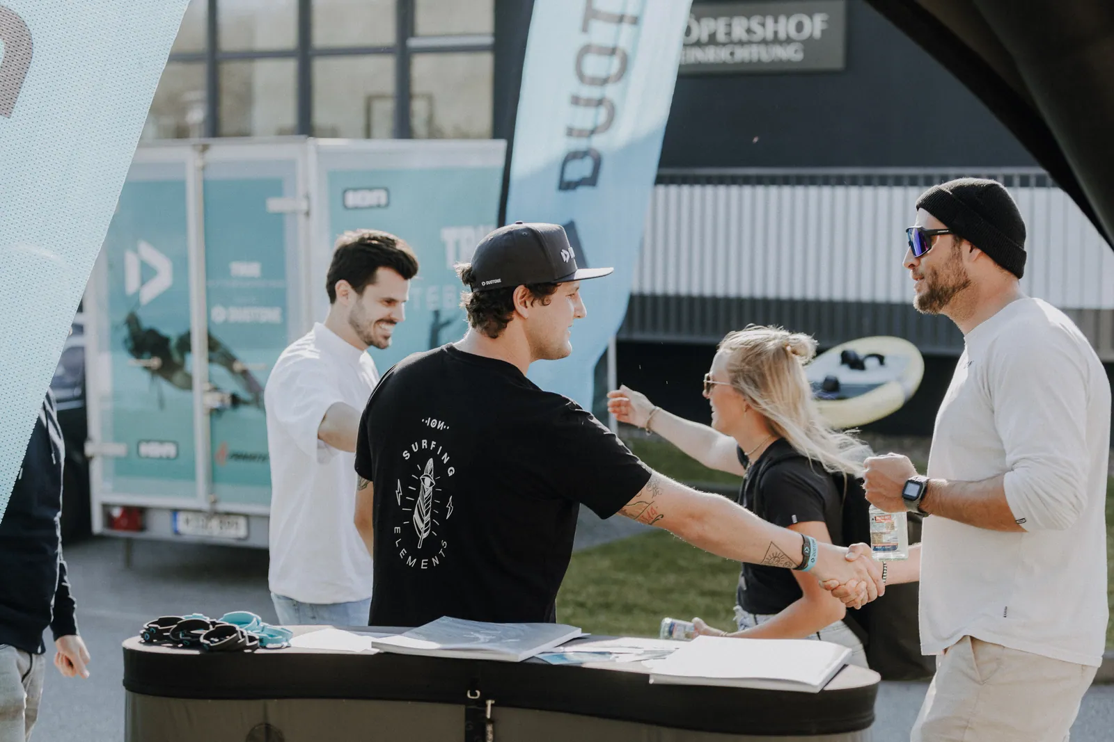 Businessfotografie — Markenevent mit Gästen am Stand