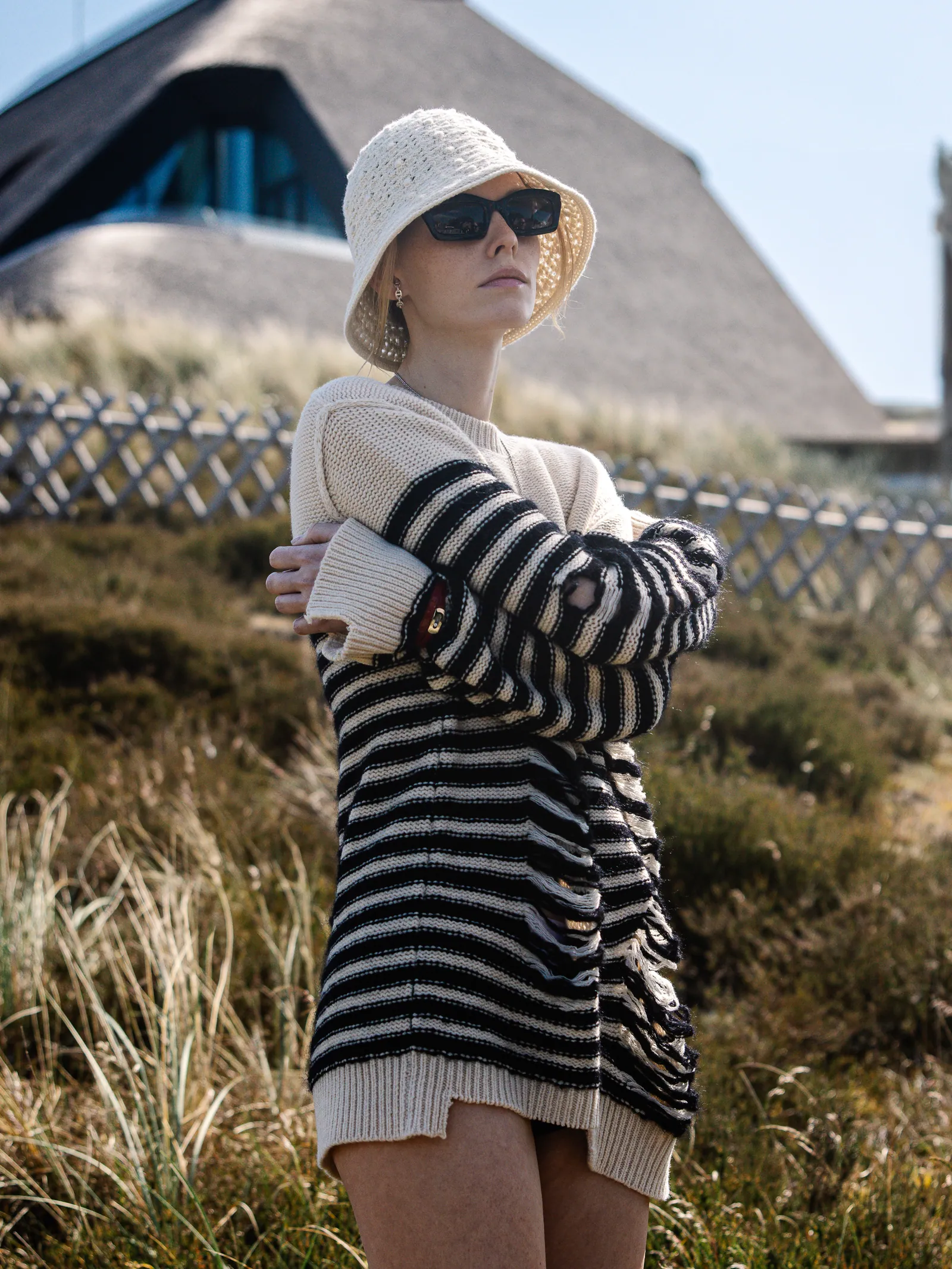 Fashionfotografie — Lookbook mit Strickpullover in den Dünen