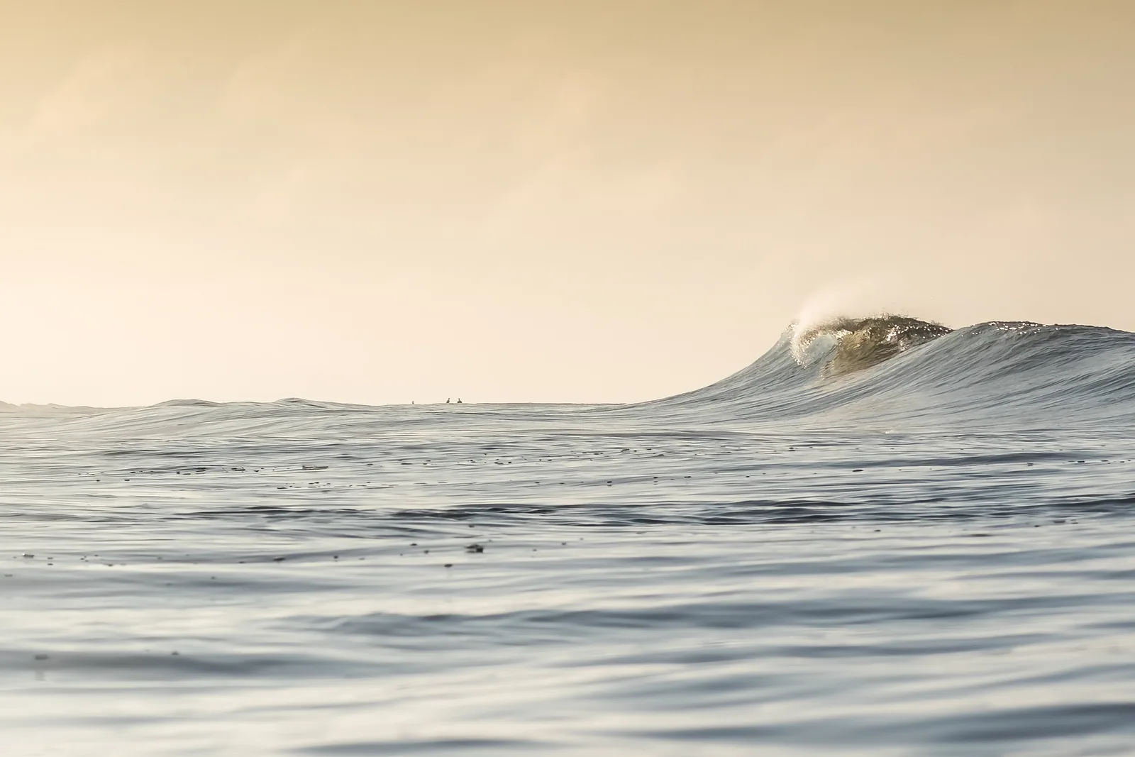 Fine-Art-Print — Welle aus dem Wasser fotografiert