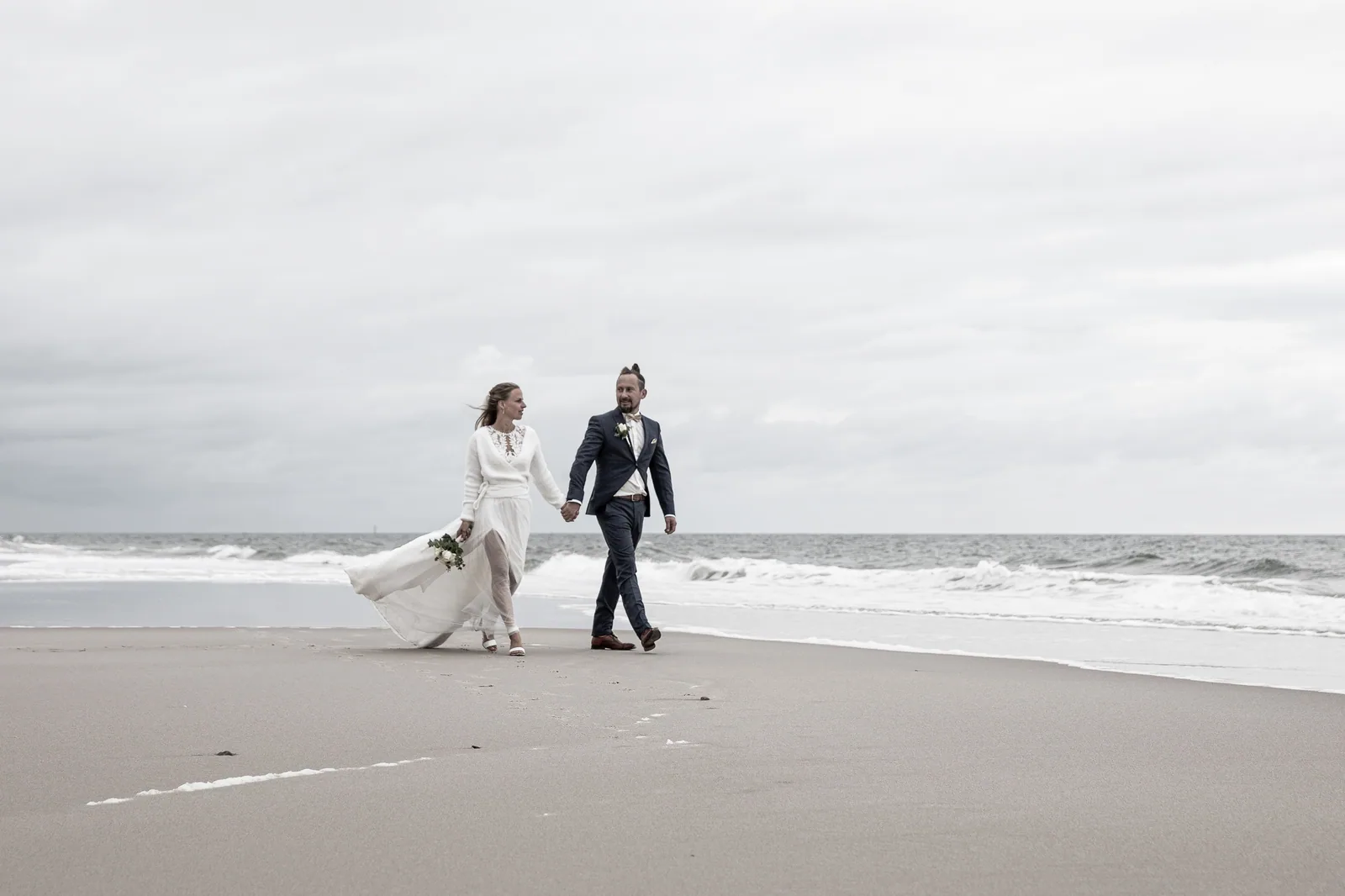 Hochzeitsfotograf — Brautpaar am Strand