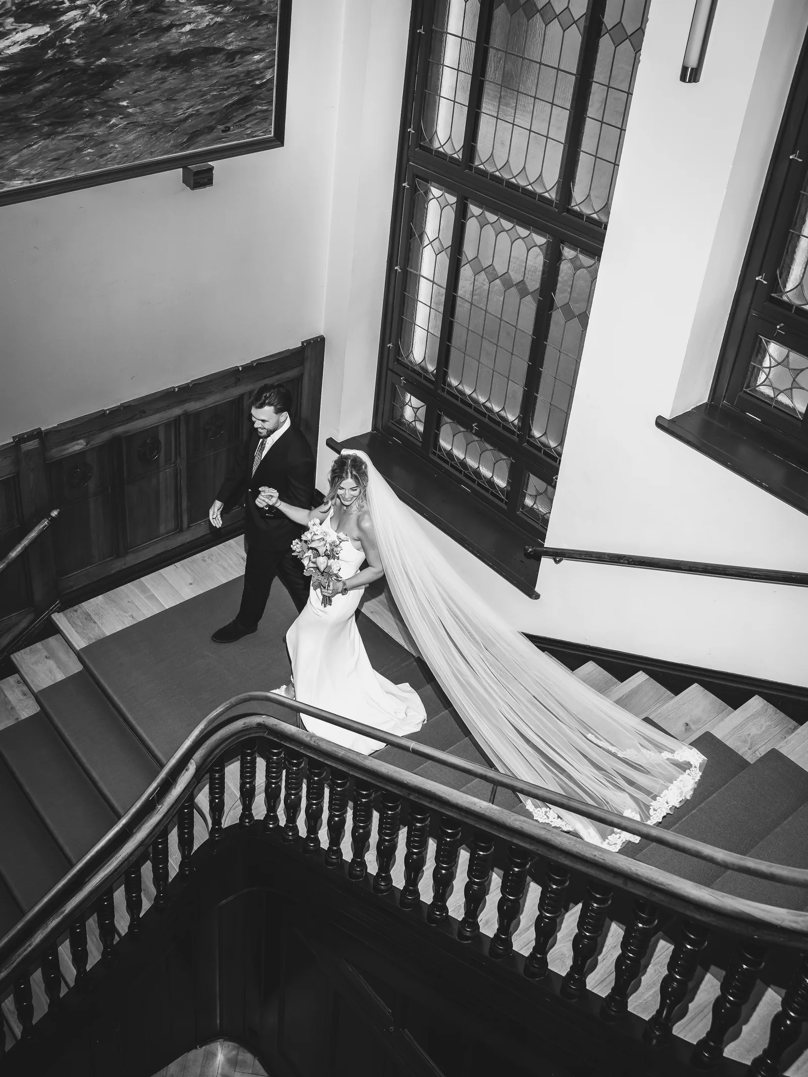 Hochzeitsfotografie — Brautpaar auf der historischen Treppe mit langem Schleier