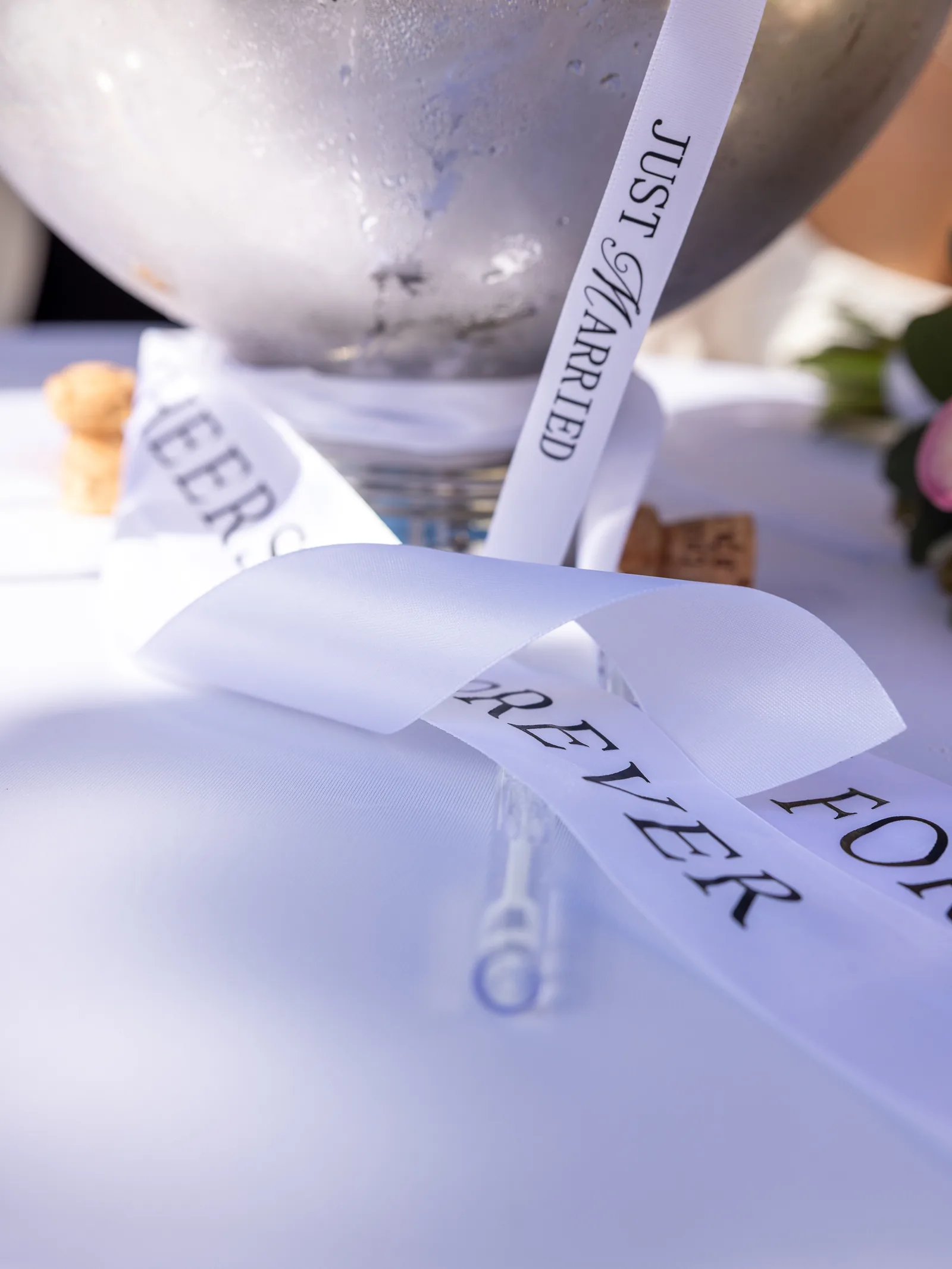 Hochzeitsfotografie Detail — Just Married Schleife am Sektkühler