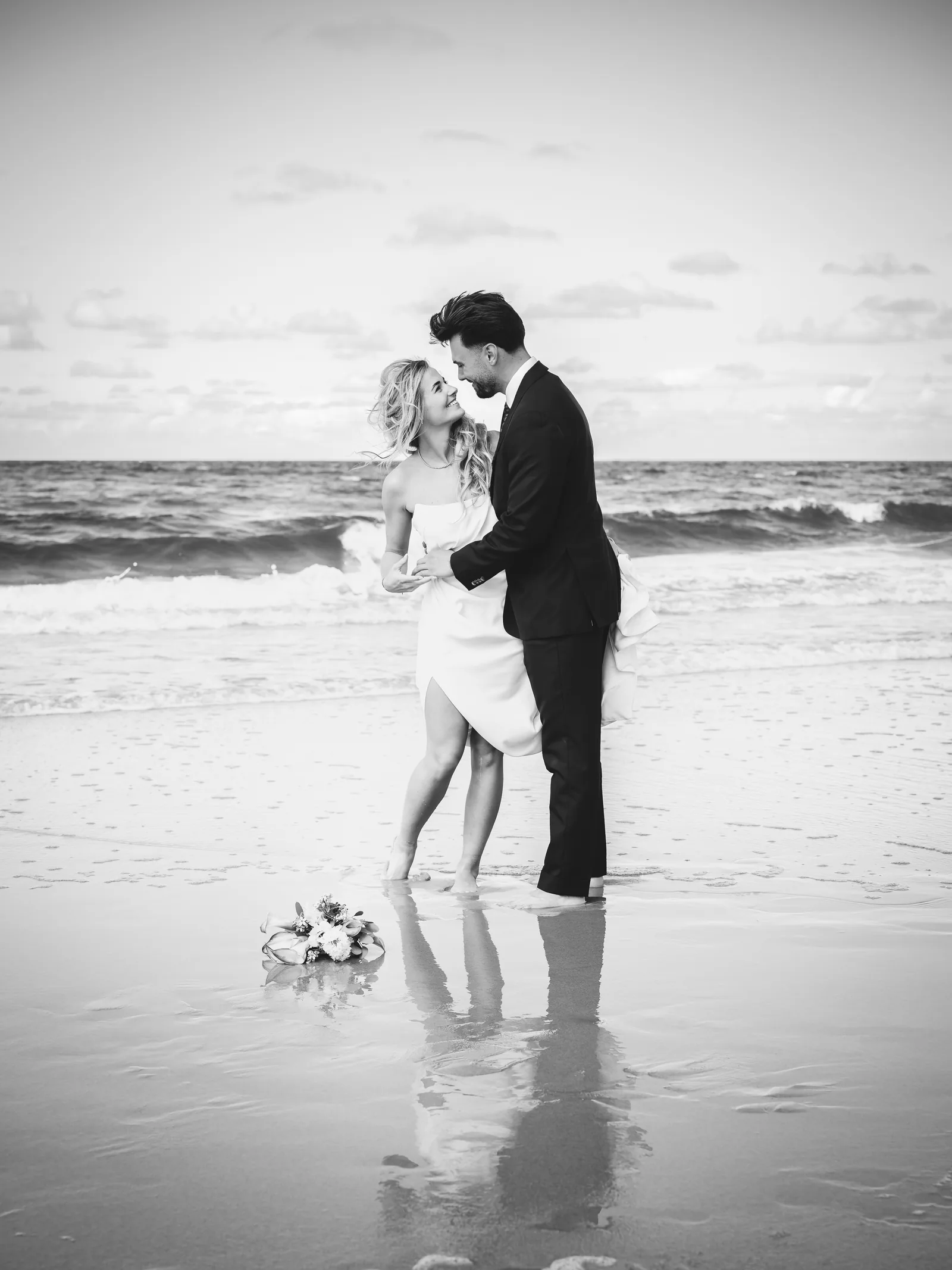 Hochzeitsfotograf Sylt — Kuss des Brautpaars in der Brandung