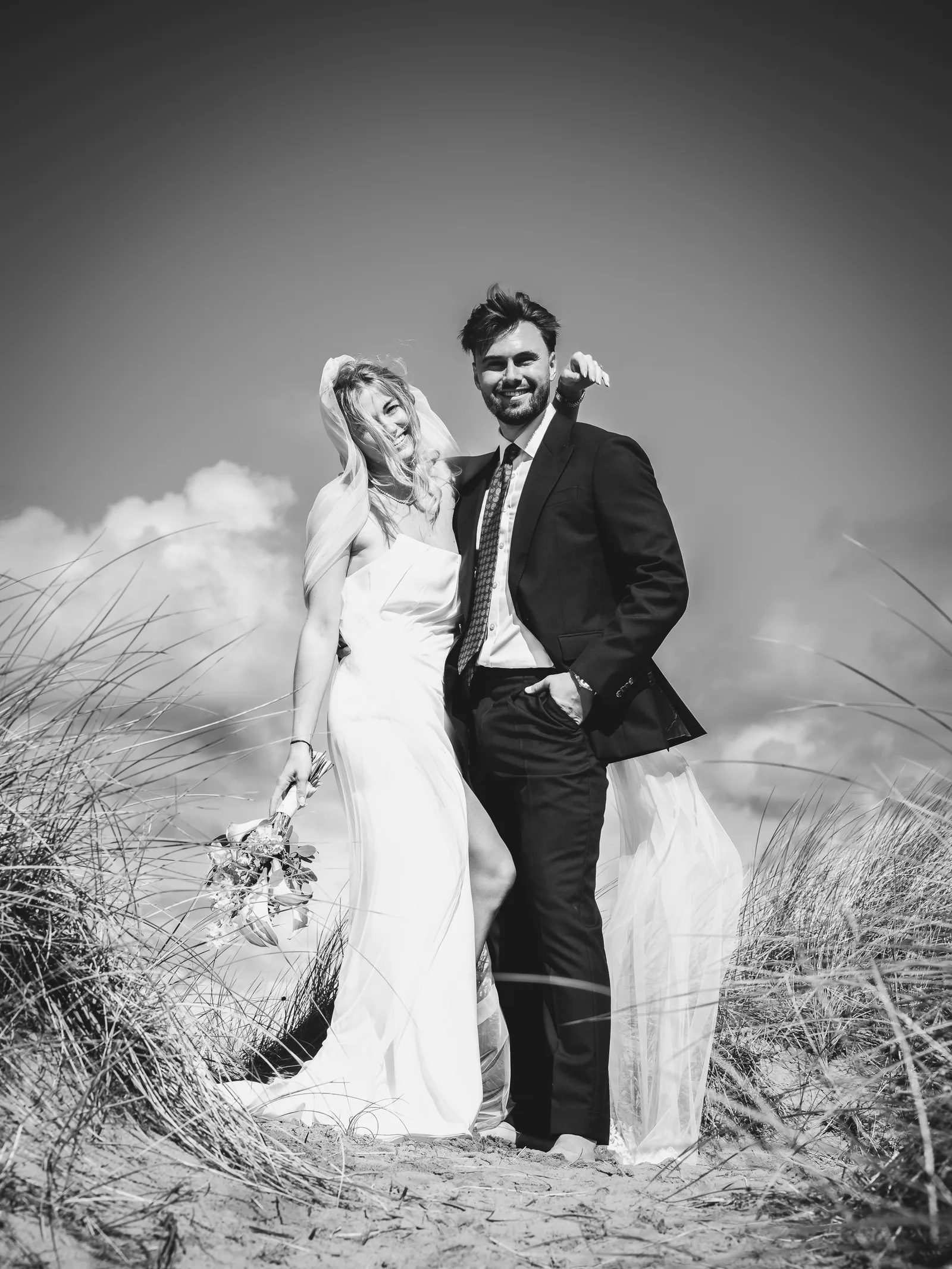 After Wedding Shooting Sylt — Brautpaar lachend im Dünengras
