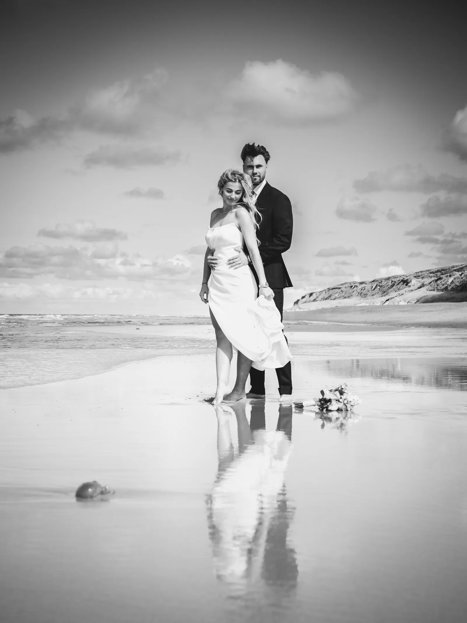 Hochzeitsfotograf Sylt — Brautpaar spiegelt sich im nassen Sand am Meer