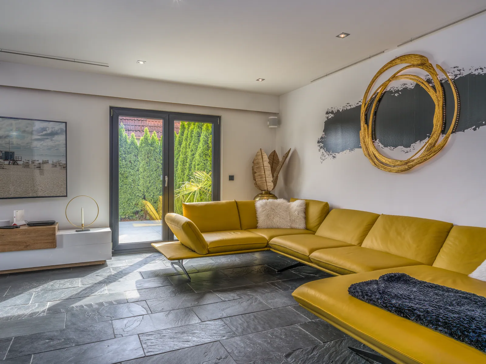 Immobilienfotografie München und Sylt — Wohnbereich mit Designsofa und Gartenblick