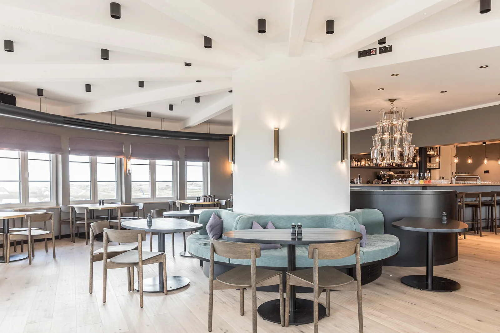 Flambient-Immobilienfotografie — Hotelrestaurant mit großen Fensterfronten