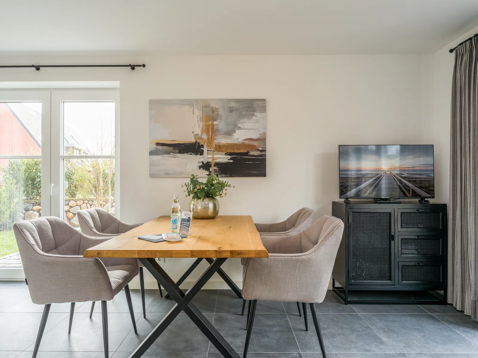 Immobilienfotografie — heller Wohn- und Essbereich eines Ferienhauses