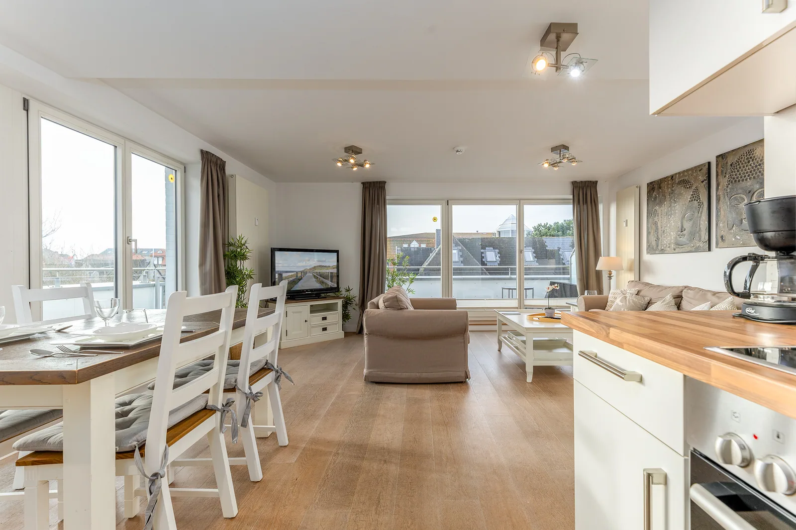 Flambient-Ergebnis — heller Wohnbereich mit neutralen Weißtönen und sichtbarem Fensterblick