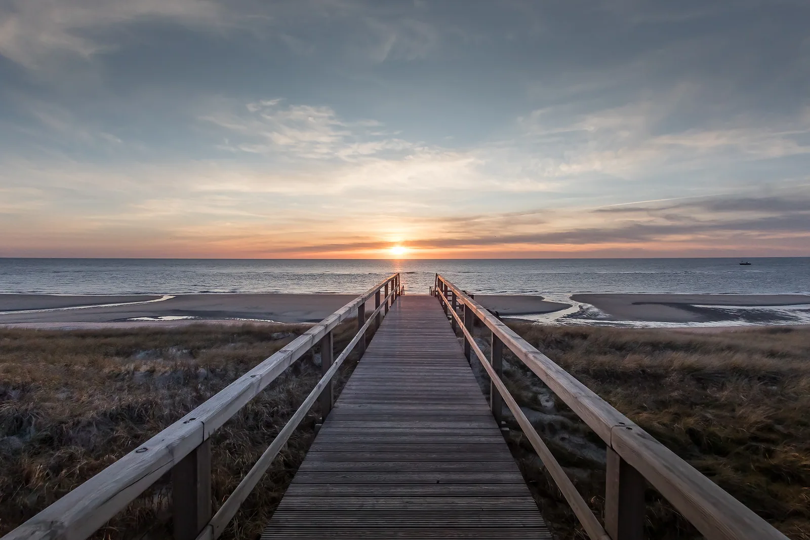 Fotograf Sylt — Bohlenweg zum Strand im Sonnenuntergang