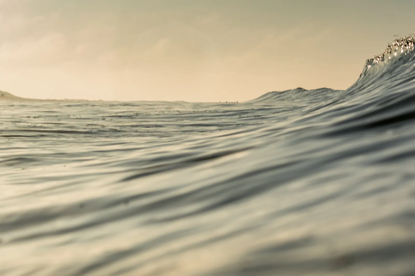 Landschaftsfotografie Sylt — Welle im warmen Abendlicht