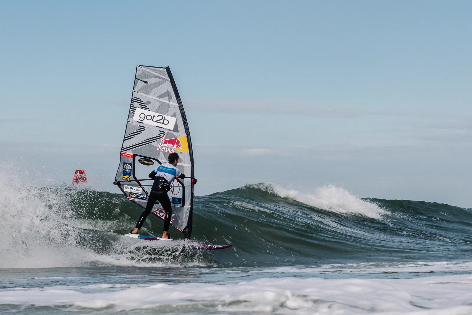 Sportfotografie — Windsurfer in der Welle