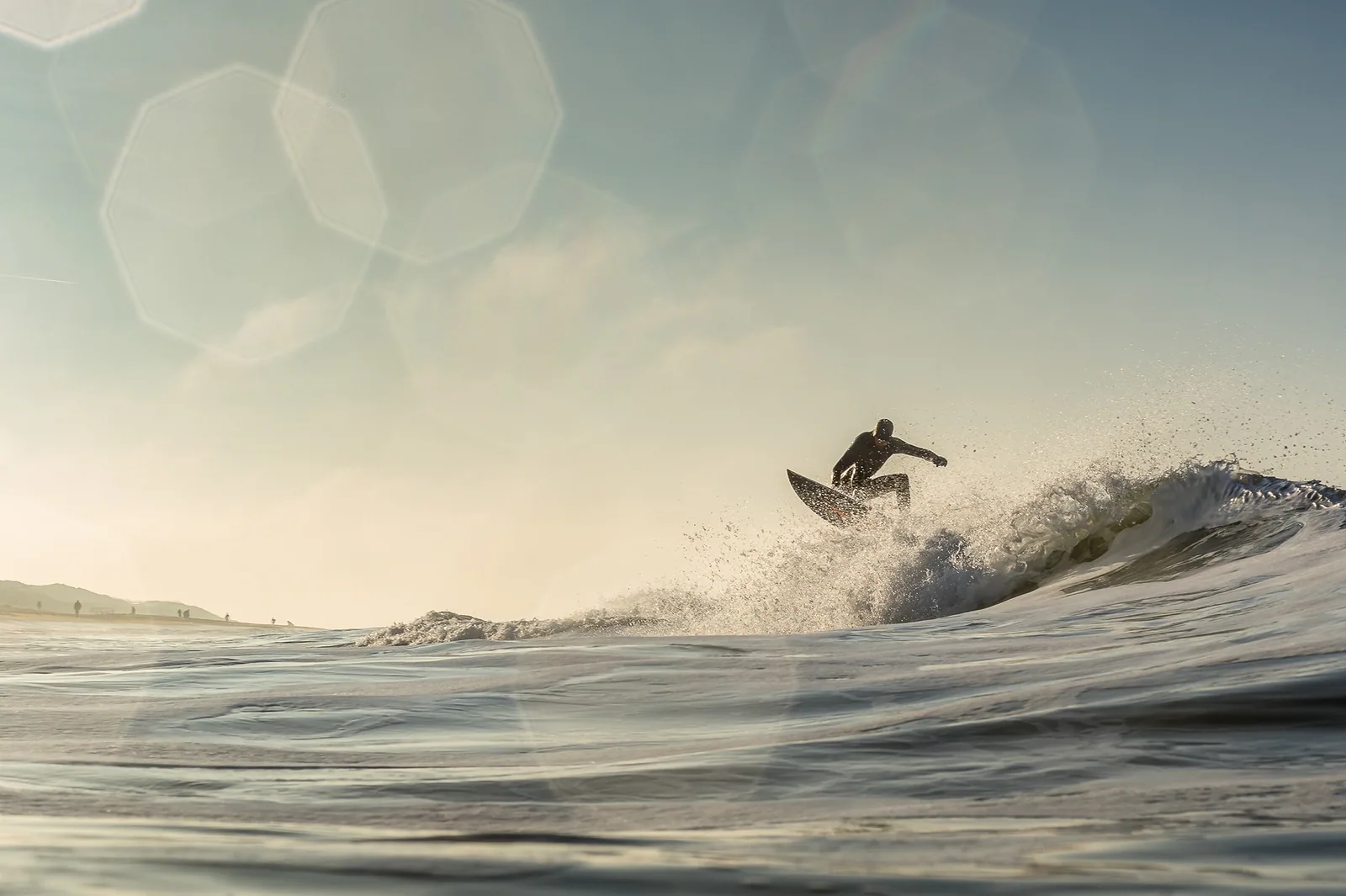 Sportfotografie — Surfer in der Welle