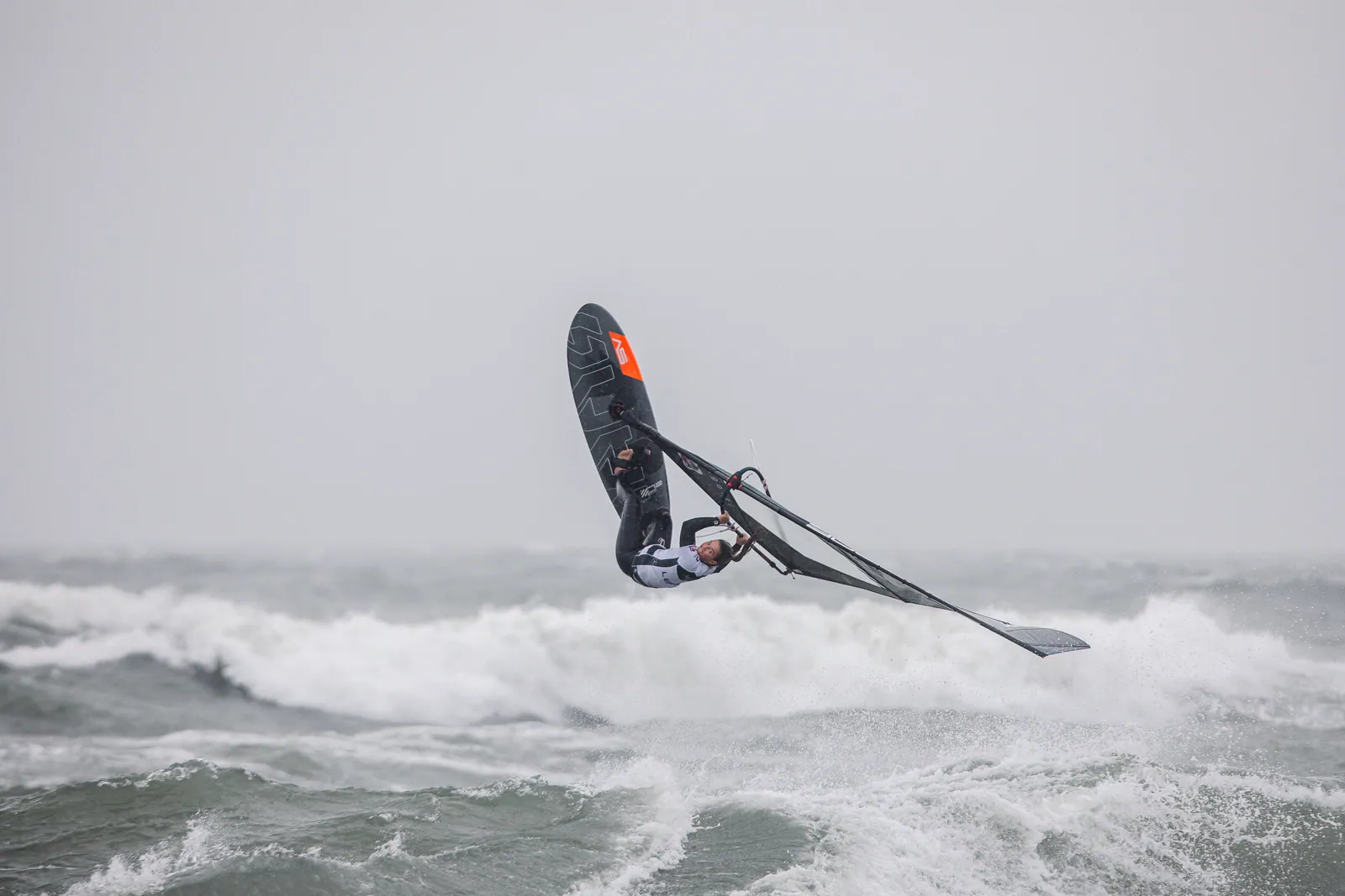 Sportfotografie — Windsurfer bei starkem Wind